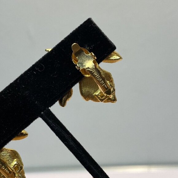 Vintage Crown Trifari Signed Gold-Tone Leaf Clip-On Earrings Ornate Design - Picture 4 of 6